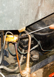 Buscando por Conserto de Frigobar em Curitiba? servico-conserto-geladeira (2)